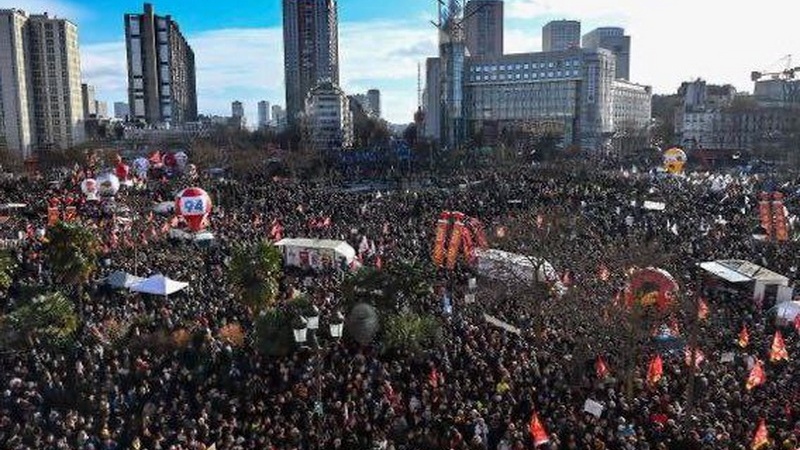 Миллионный протест во Франции против Макрона
