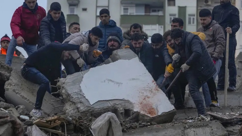 Erdbeben in der Türkei und Syrien: Zahl der Todesopfer überschreitet 5.000, Rettungsaktionen laufen auf Hochtouren