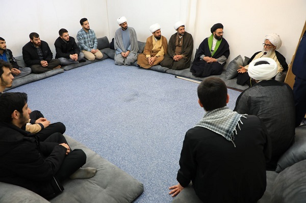 آية الله النجفي يؤكد الالتزام بالأحكام الشرعية وصيانة الفرد والعائلة من مزالق الهوى