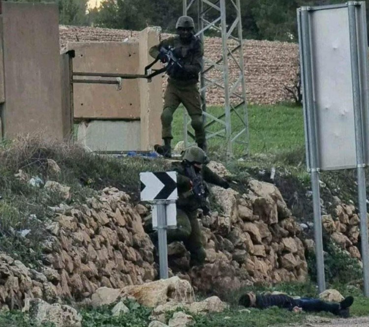 قوات الاحتلال تُعدم شاباً فلسطينياً في الخليل وتحتجز جثمانه