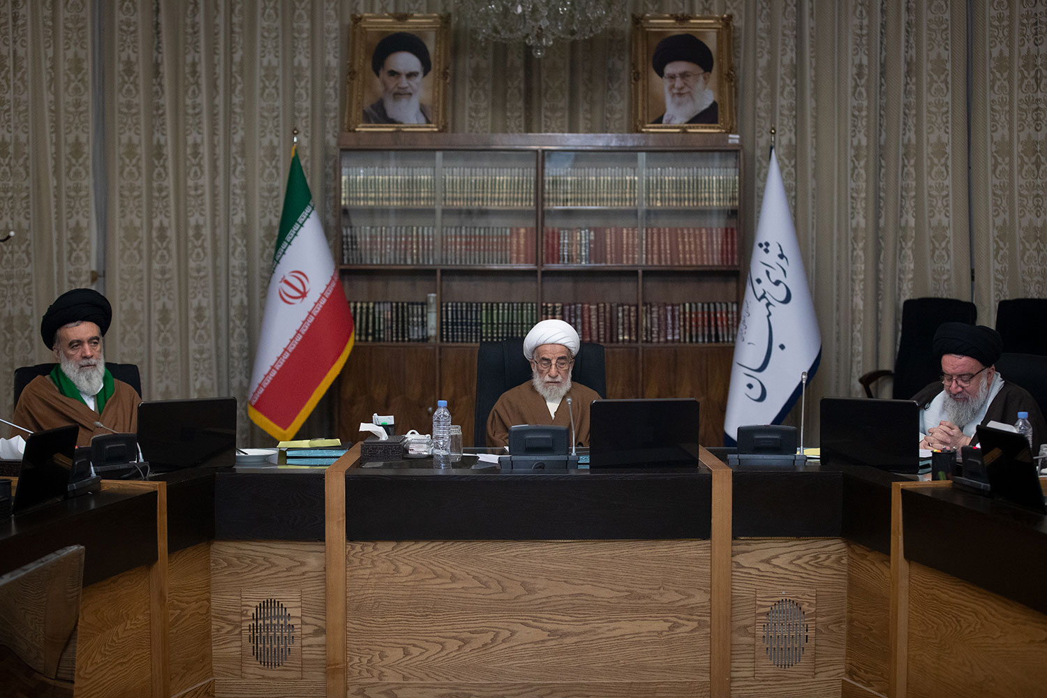 آیت الله جنتی: توهین به مرجعیت دینی و سیاسی خاک بر چهره خورشید پاشیدن است