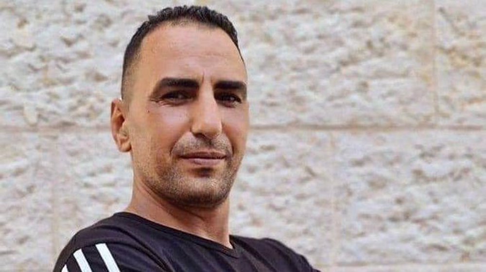 Israeli savage forces kill a Palestinian father trying to protect his son near al-Quds