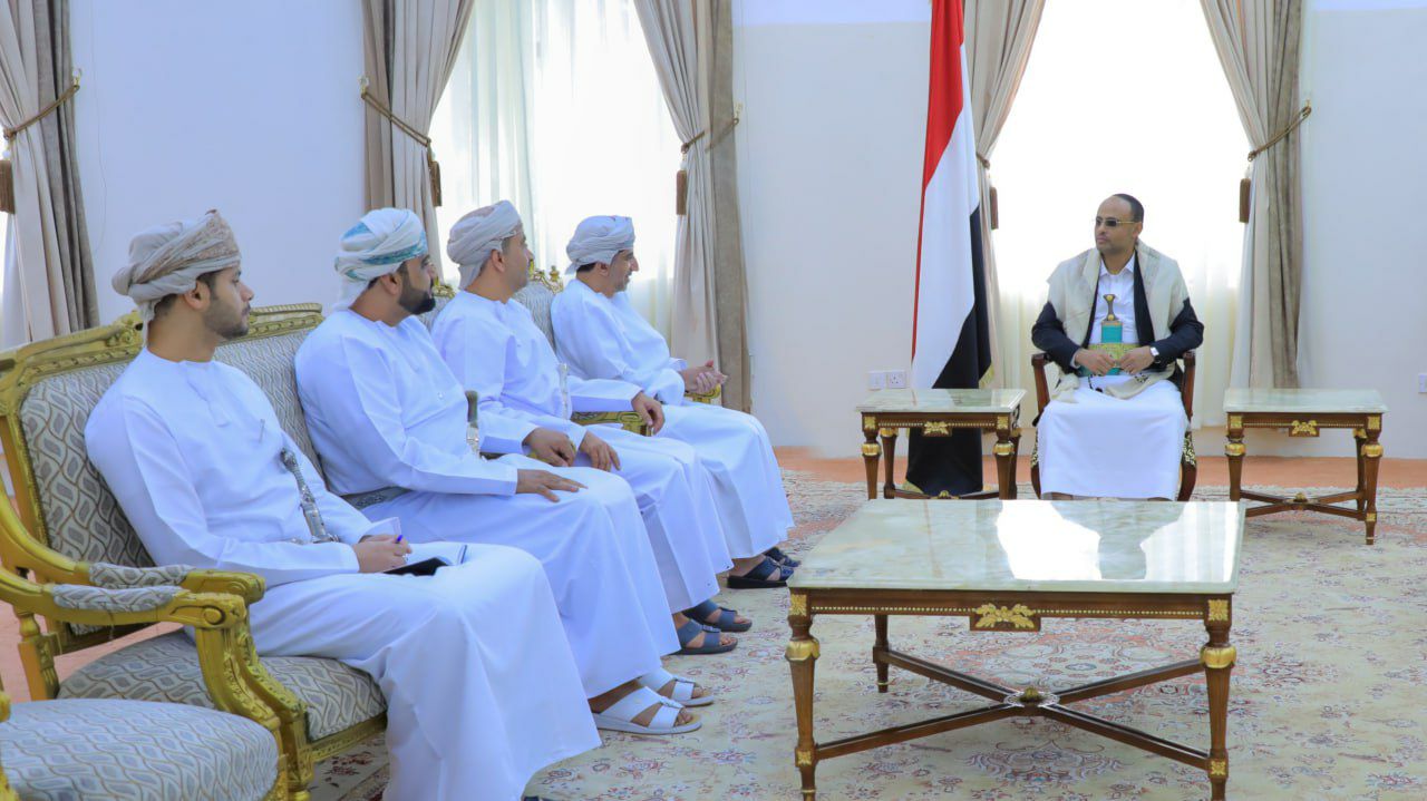 الرئيس المشاط خلال لقاءه الوفد العماني: الملف الإنساني الخطوة الأولى لتحقيق السلام 