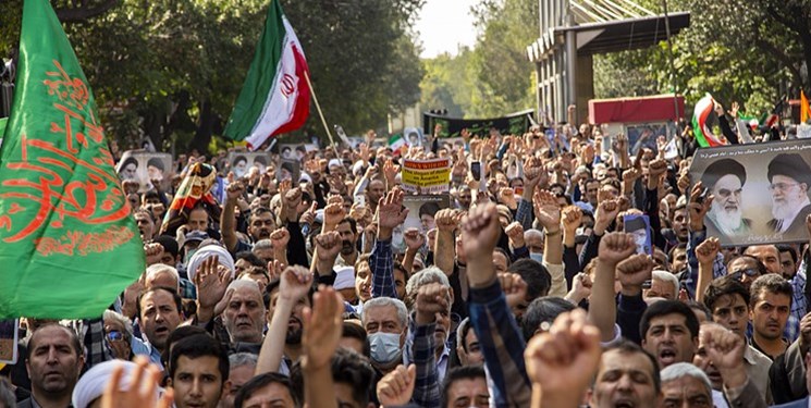Iranianos marcham para condenar a interferência ocidental nos assuntos internos da República Islâmica