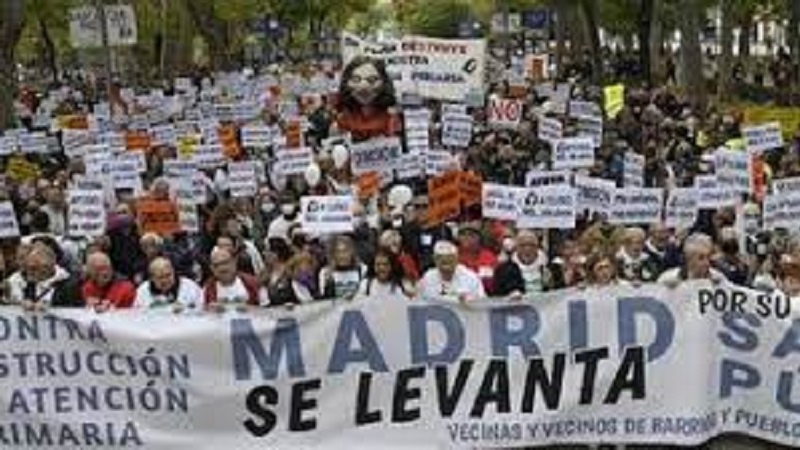 Spagna, manifestazione degli operatori sanitari