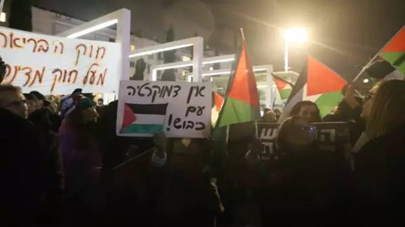 Нападение сионистского режима на протестующих в Тель-Авиве