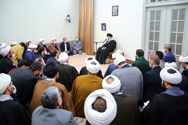 Imam Khamenei receives Islamic Development Organization members
