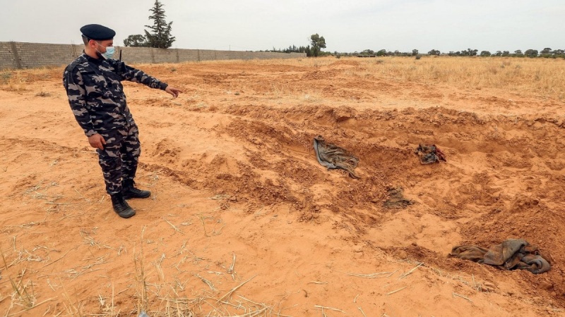 Libia: trovata fossa comune con 18 corpi Libia: trovata fossa comune con 18 corpi
