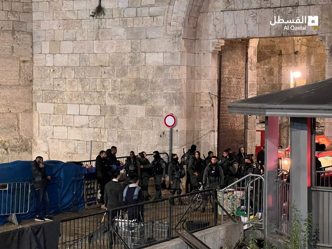 قوات الاحتلال الإسرائيلي تعتدي على الفلسطينيين في باب العامود بالقدس