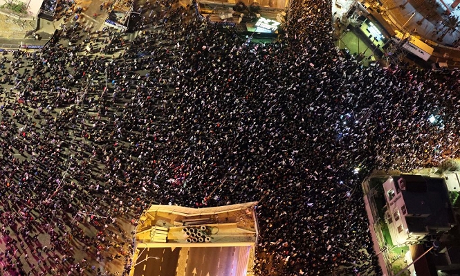 مظاهرات احتجاجية ضد حكومة نتنياهو بمشاركة حوالي 100 ألف متظاهر في تل أبيب وآلاف في مناطق اخرى