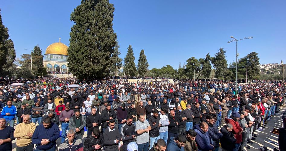 Thousands perform Friday prayer at Al-Aqsa Mosque