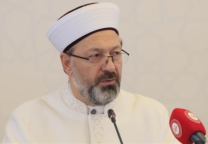  رئيس الشؤون الدينية التركي يدين سماح السويد بحرق القرآن