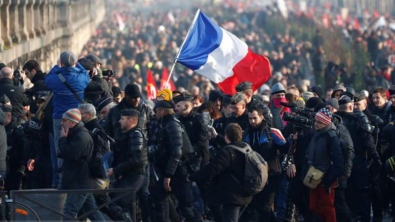 Paris'te emeklilik yasasındaki değişikliğe karşı protestoda 44 kişi tutuklandı