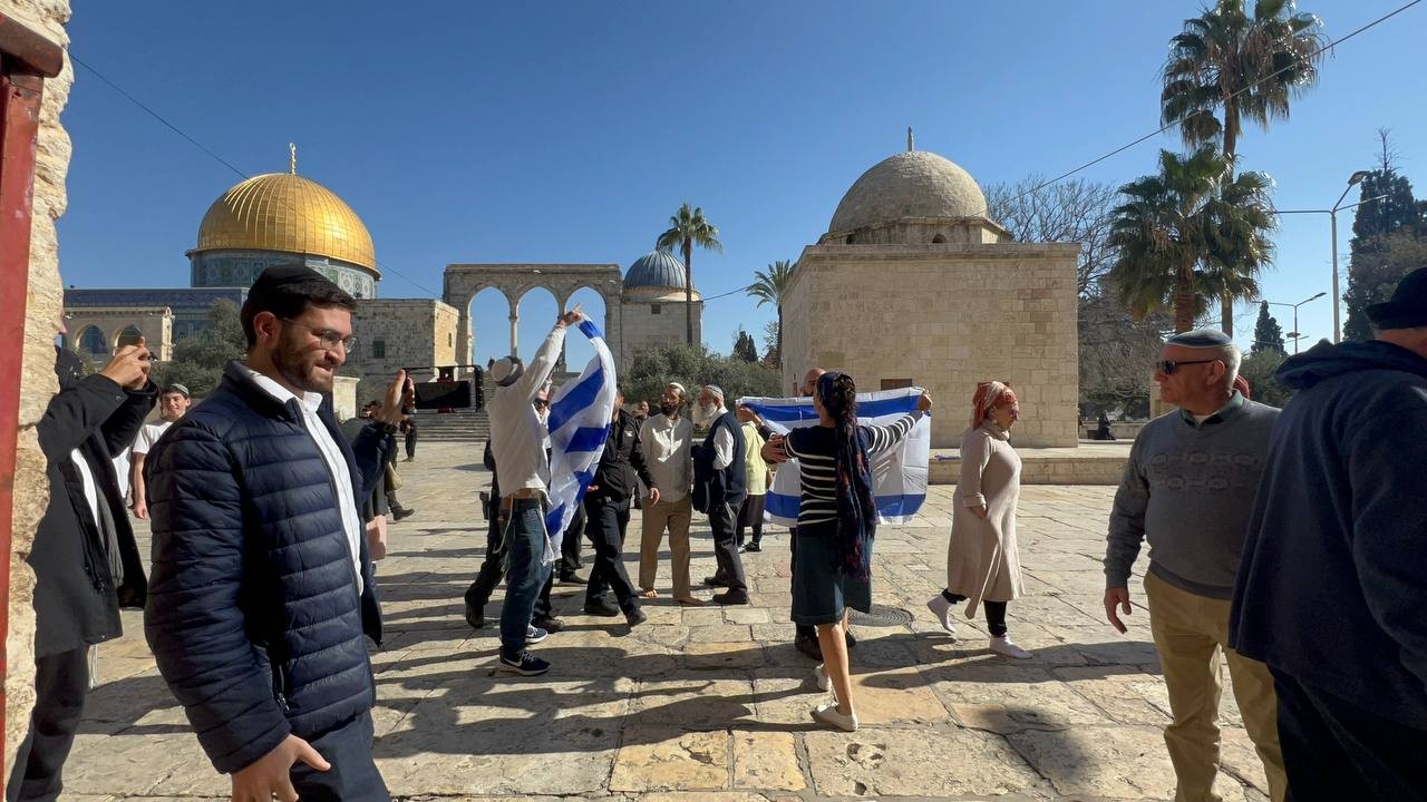 الاحتلال الصهيوني يتجاور الخطوط الحمراء.. العلم "الإســـرائيلي" والسجود الملحمي في باحات الأقصى
