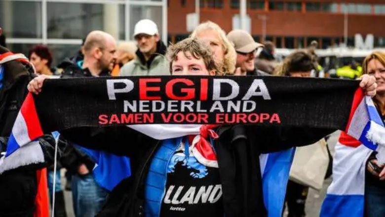 Pinuno ng anti-Islam "PEGIDA" ay pinupunit ang Banal na Qur'an sa Netherlands