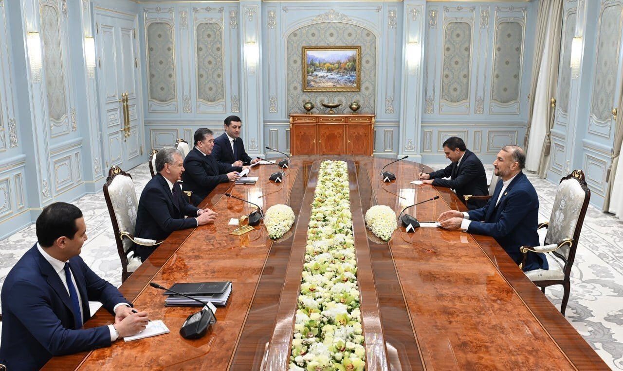 Ministro das Relações Exteriores iraniano se encontra com presidente uzbeque em Tashkent