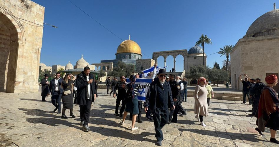 Over 320 extremist Jewish settlers defile Aqsa Mosque under police guard
