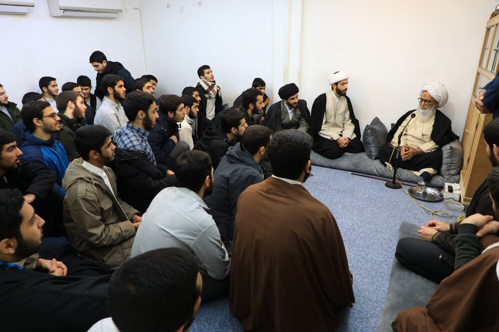 آية الله النجفي يؤكد على مكانة المرأة وأهمية الحجاب ومظاهر العفة والطهر