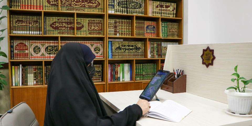 Imam Ali holy shrine holds a course on Miracles of Holy Quran for women