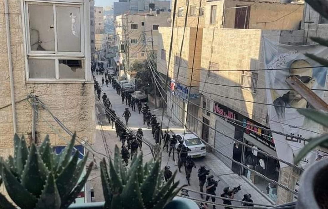 قوات كبيرة للكيان الصهيوني تهدم منزل عائلة شهيد فلسطيني