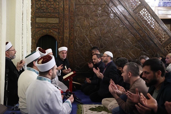 Pessoas na Turquia participam de sessões do Alcorão em resposta à profanação na Suécia