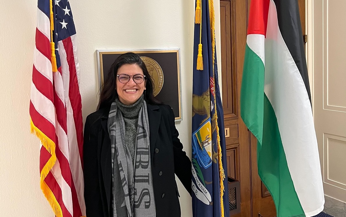 عضو کنگره آمریکا پرچم فلسطین را در دفتر کارش قرار داد + عکس