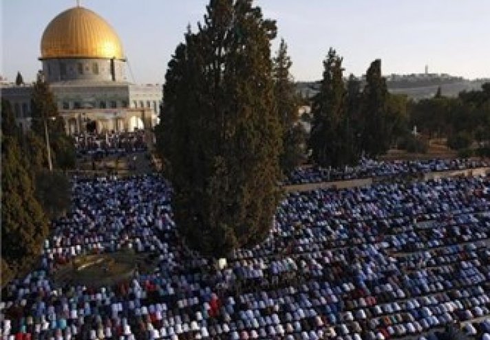 70 ألف مصلٍ يؤدون صلاة الجمعة في المسجد الأقصى