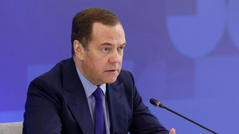 مدفيديف: توريد الدبابات لأوكرانيا لن ينقذ أوروبا إذا نشبت حرب عالمية ثالثة