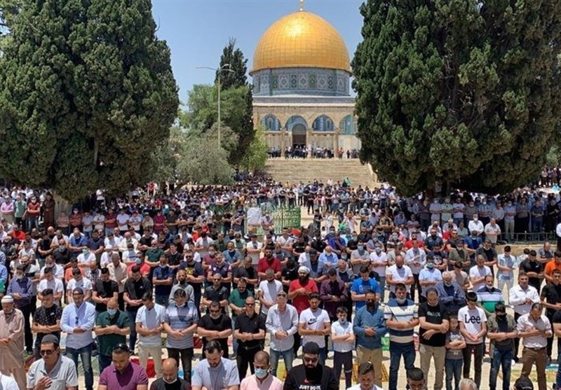 Tens of thousands Palestinians perform Friday prayer at Al-Aqsa Mosque