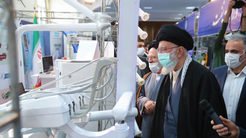 رہبر انقلاب اسلامی نے ایرانی ٹیکنالوجی، پیداوار اور صنعت کی نمائش کا معائنہ کیا
