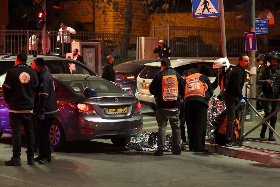 مقتل وجرح 17 إسرائيليا في عملية بطولية لفلسطيني شمال القدس المحتلة + (صور) 