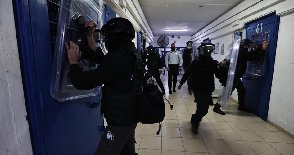 Tension prevails after Israeli jailers attack Palestinian prisoners