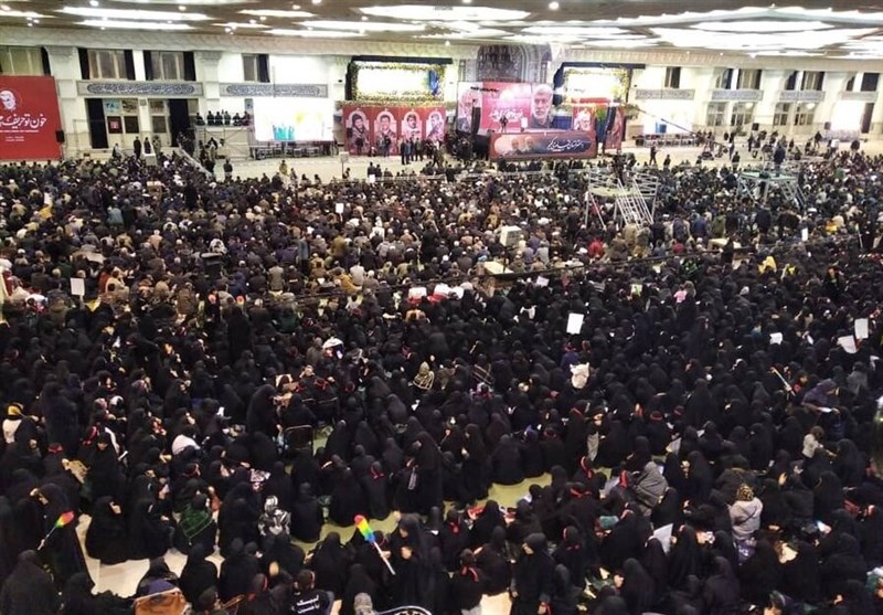جماهير غفيرة تتوافد إلى مصلى طهران لإحياء ذكرى استشهاد الحاج قاسم سليماني