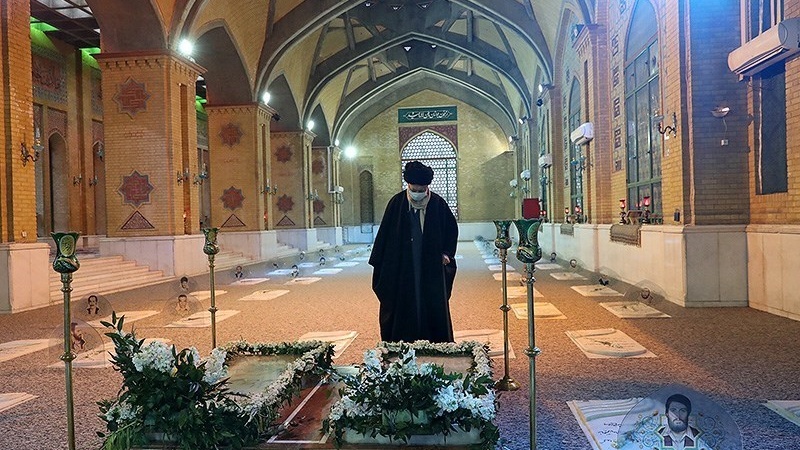 ئامادەبوونی ڕابەری مەزنی شۆڕشی ئیسلامی لە مەزارگەی ئیمام خومەینی (ڕە) و گوڵزاری شەهیدانی بەهەشتی زەهرا