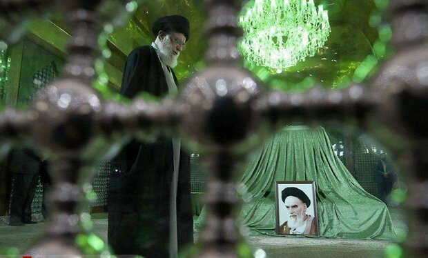 Le guide suprême assiste au mausolée de l'imam Khomeiny