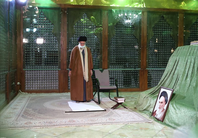 قائد الثورة الاسلامية يقوم بزيارة مرقد الإمام الخميني (رض) 