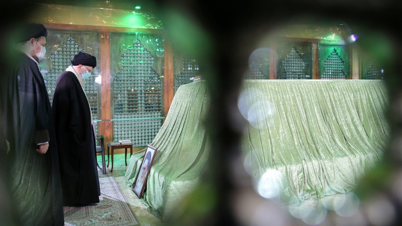イラン最高指導者が、故ホメイニー師の霊廟を訪問