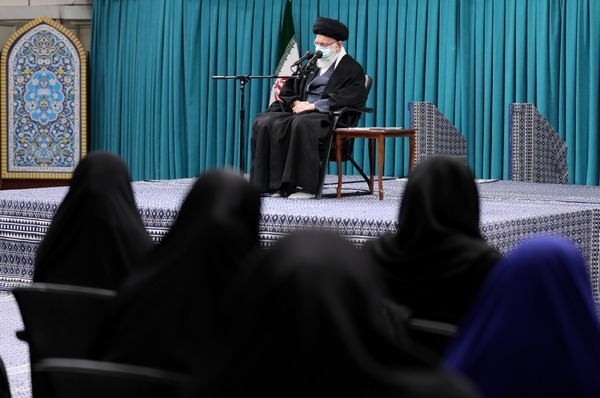 قائد الثورة الإسلامیة: علينا أن نجد طريقة لمشارکة النساء في صنع القرار في البلاد