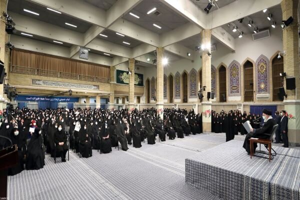 L'imam Khamenei reçoit un groupe d'éminentes femmes iraniennes