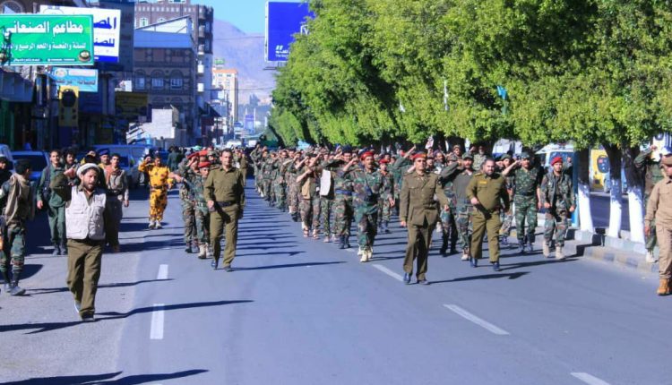 مديرية الثورة بالعاصمة صنعاء تشهد عرضاً عسكرياً إعلاناً للجهوزية+(صور)
