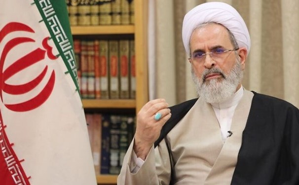 مدير الحوزات العلمية في ايران: على فرنسا الاعتذار أو انتظار الرد الحازم