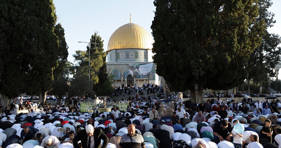60,000 Palestinian worshipers perform Friday prayer at al-Aqsa