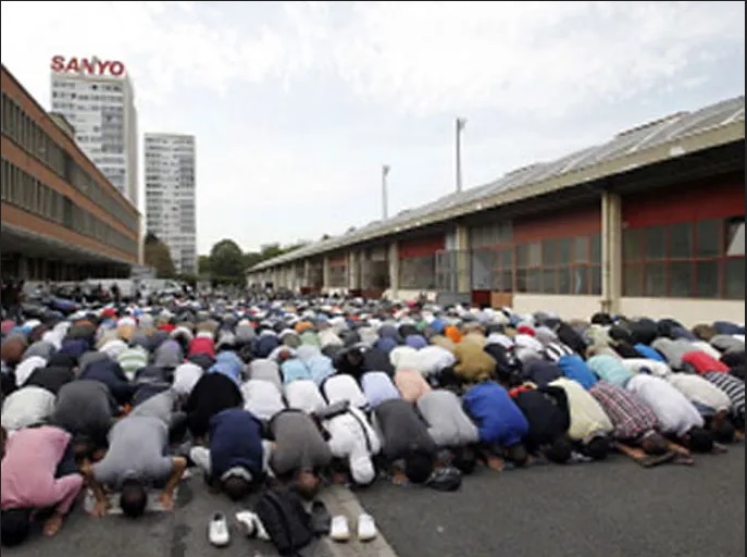 قيادي بحزب متطرف يواصل حملته ضد صلاة المسلمين بالأماكن العامة في فرنسا