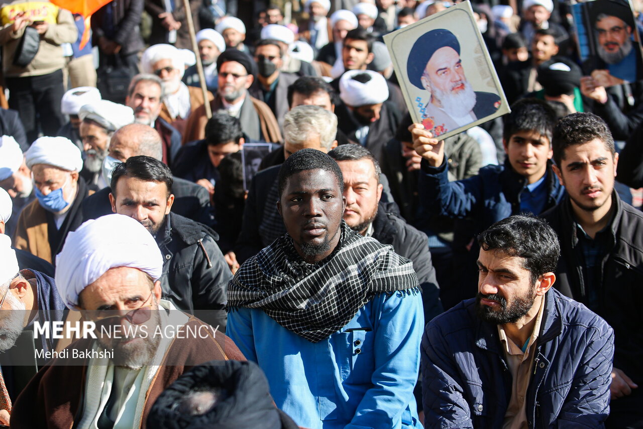 Photos: Protesters in Qom condemn French magazine sacrilegious cartoons