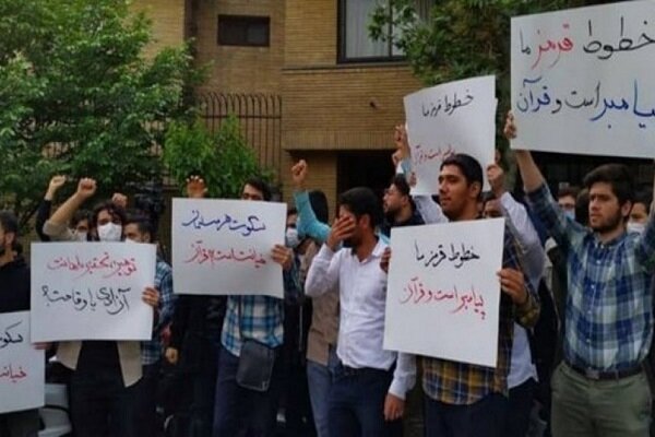 Iranian students hold rally in front of Swedish embassy in Tehran