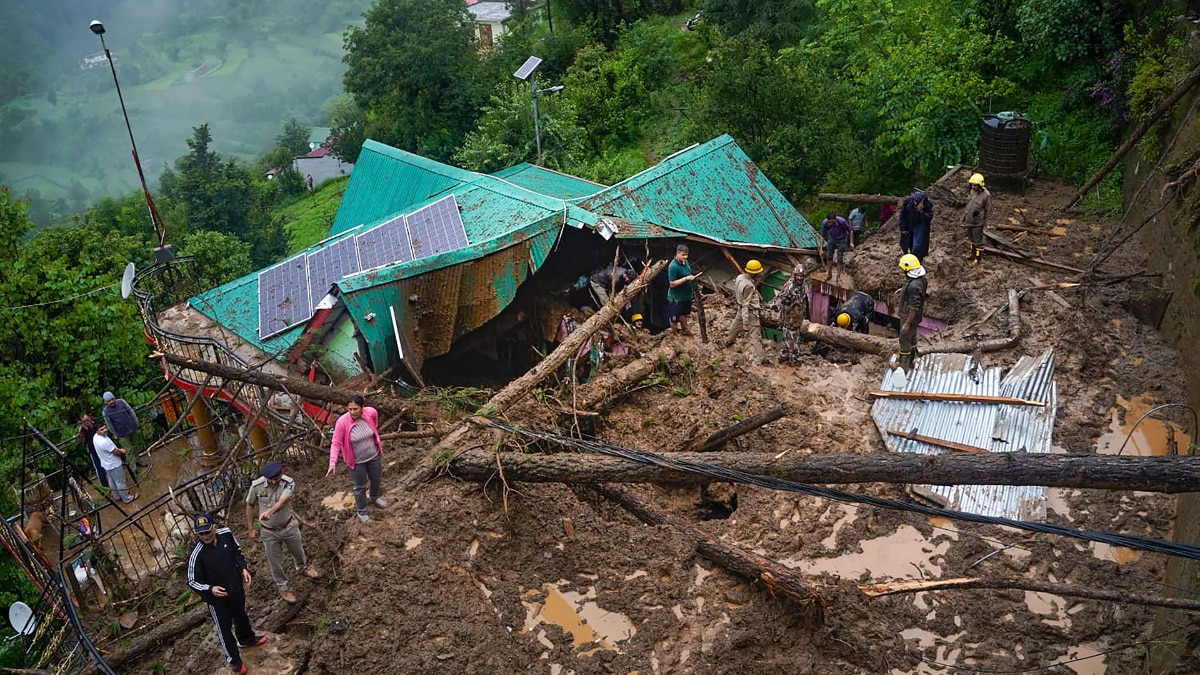 बारिश और बाढ़ से बेहाल, बेहद डरावने हैं भारत के कई इलाक़ों के हालात
