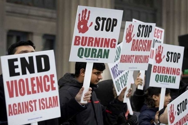 Extremists desecrate Holy Quran in front of mosque in Germany