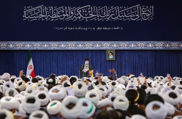Tumatanggap ng grupo ng mga mag-aaral sa seminaryo si Imam Khamenei 
