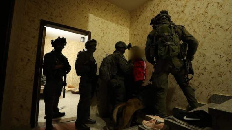 قوات العدو الصهيوني تعتقل 14 فلسطينيا بينهم امرأة من الضفة الغربية