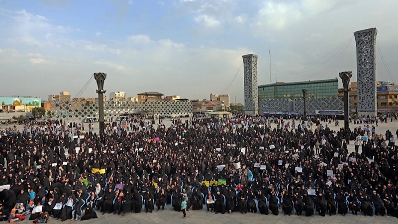 Ang mga Iranian ay nagtitipon upang suportahan ang hijab bilang pamantayan ng pananamit